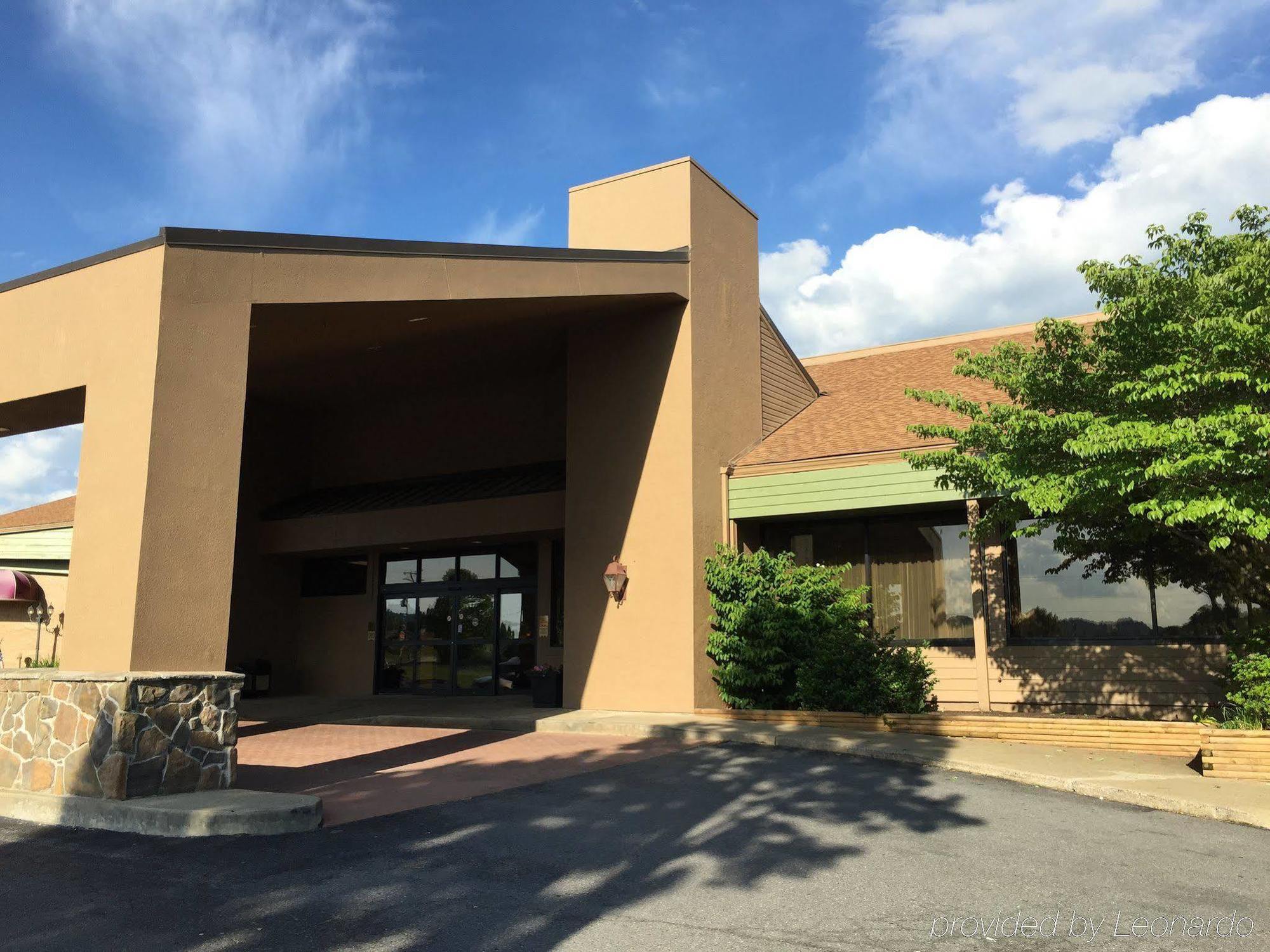 Holiday Lodge Hotel And Conference Center Fayetteville Exterior photo