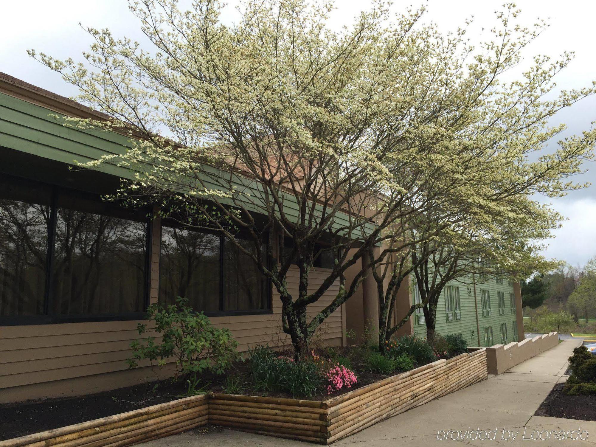 Holiday Lodge Hotel And Conference Center Fayetteville Exterior photo